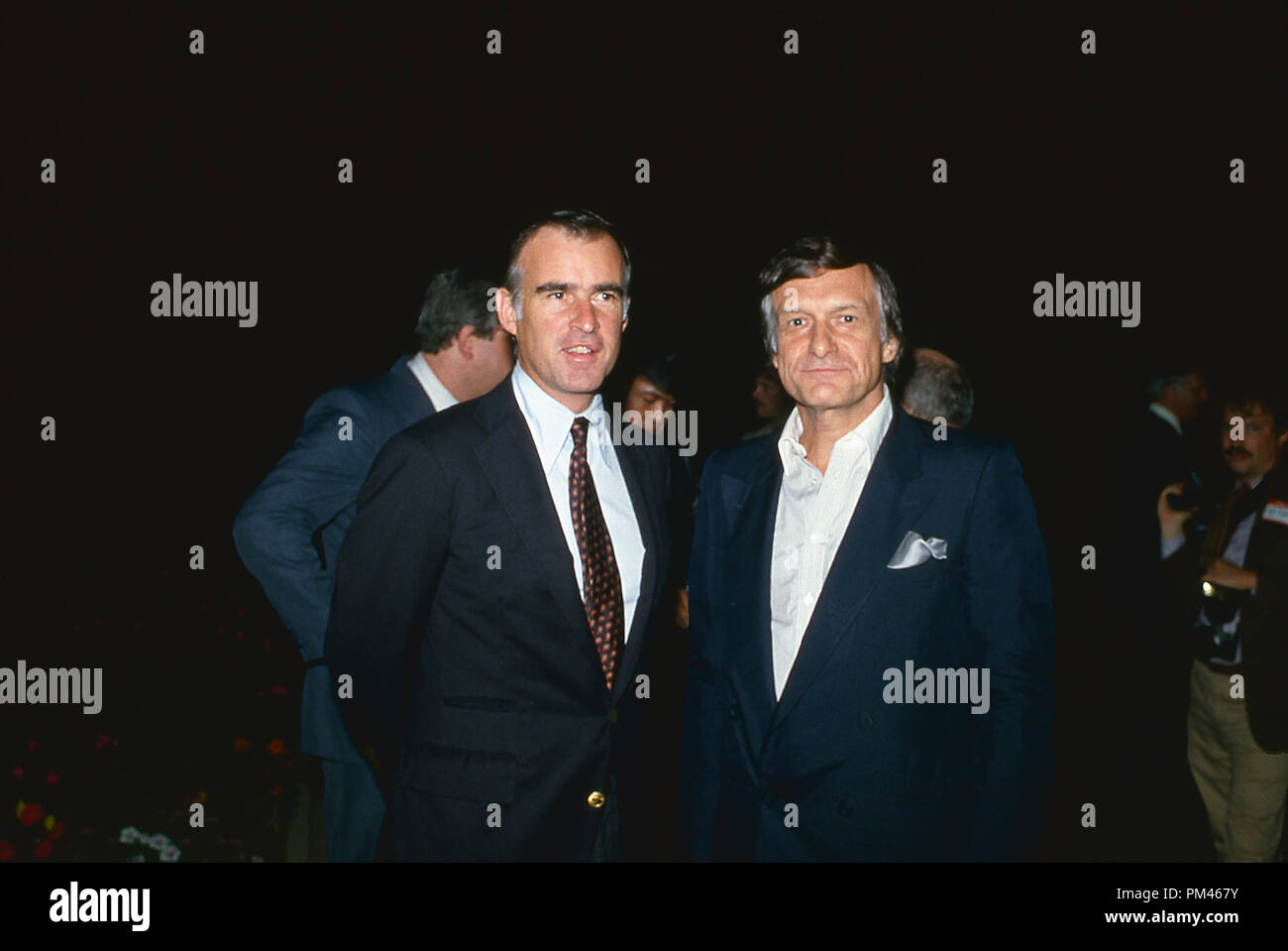 Hugh Hefner und Jerry Brown in der Playboy 30. Jahrestag Ausgabe, 1984. Datei Referenz Nr. 1060 017 THA © GFS/Hollywood Archiv - Alle Rechte vorbehalten. Stockfoto