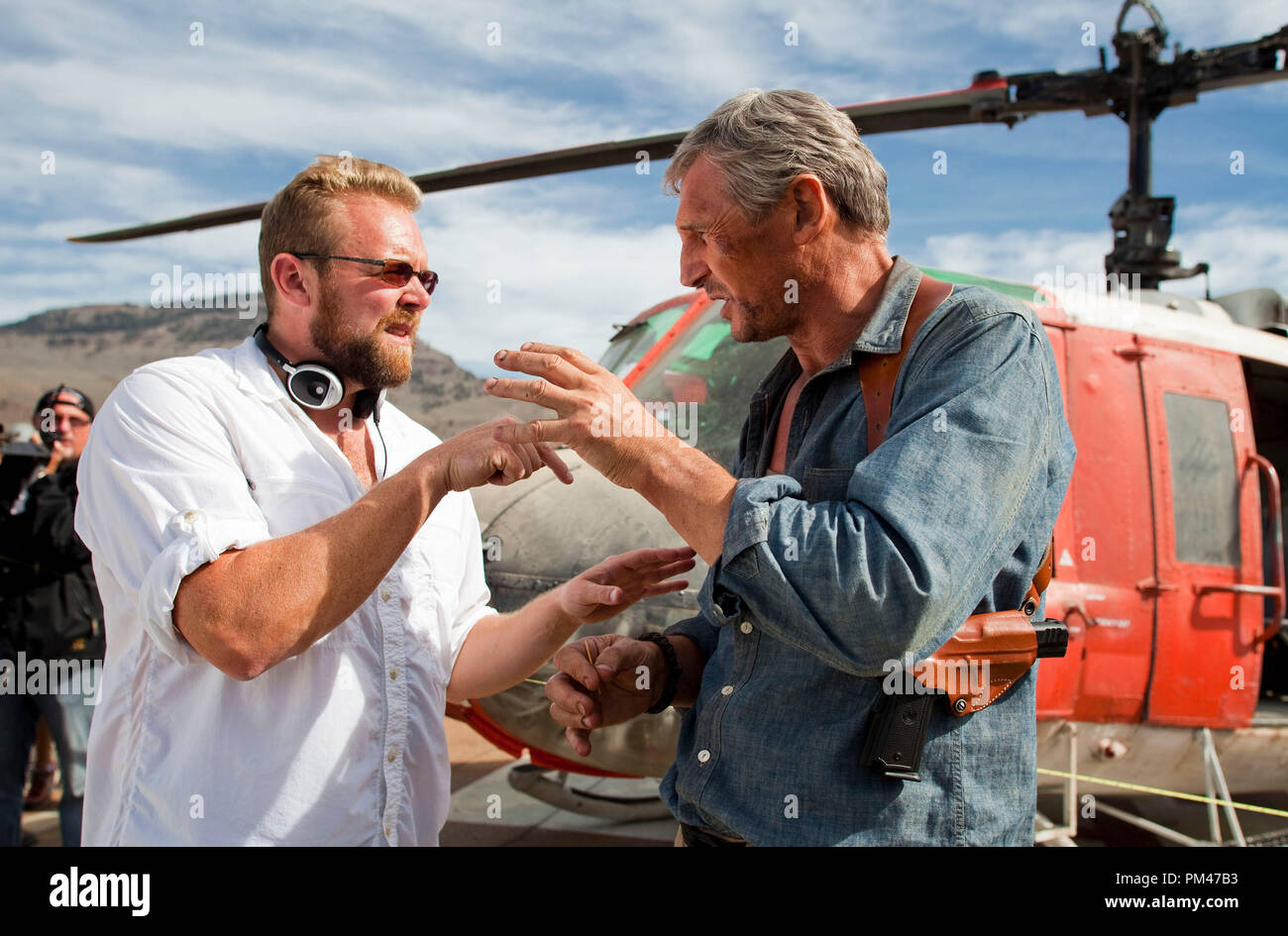 Co-Autor/Regisseur Joe Carnahan Bewertungen eine Szene mit Liam Neeson auf dem Satz der A-Team. Stockfoto