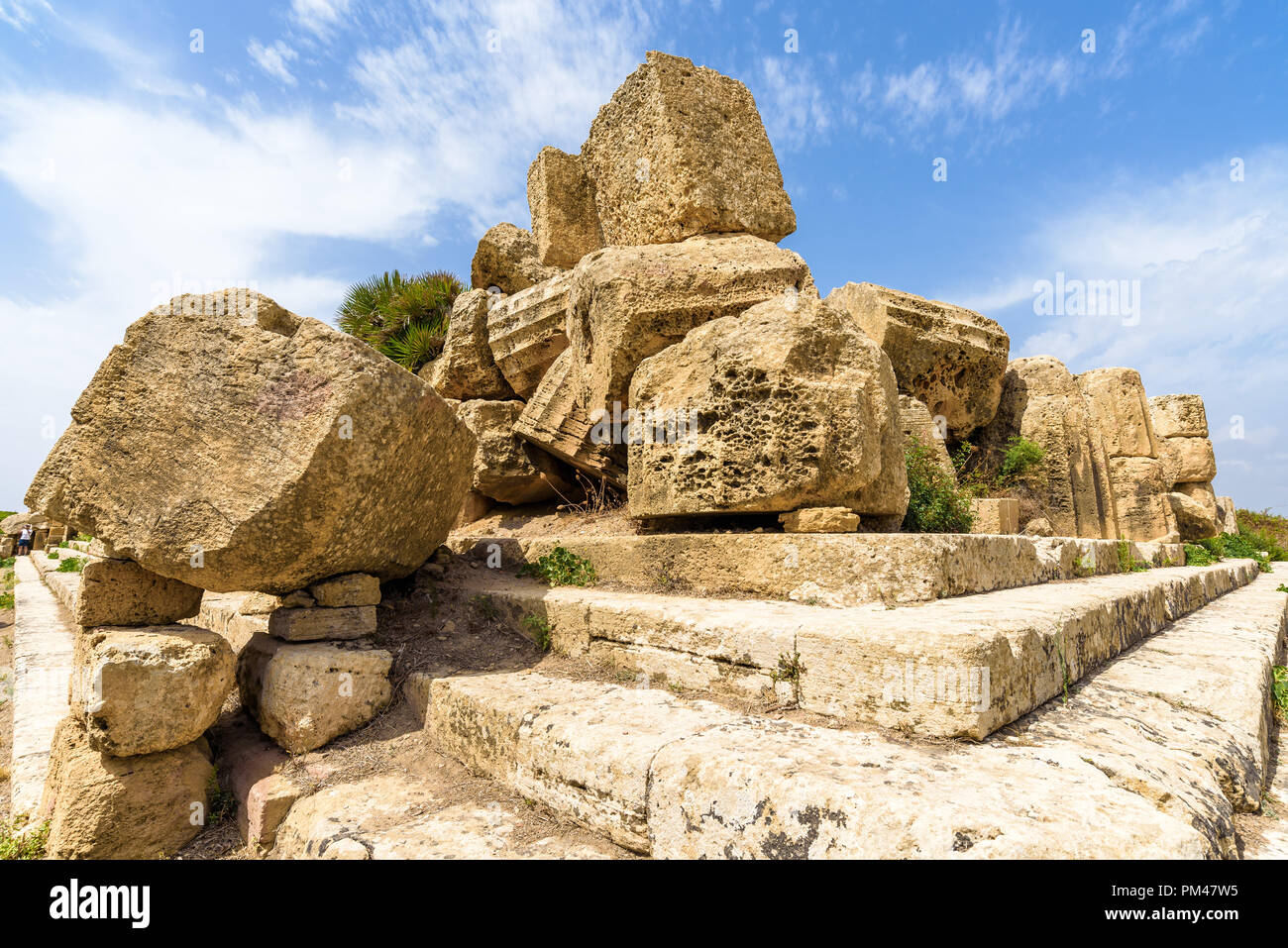 Die Ruinen der Tempel C Apollo gewidmet, im archäologischen Park von Selinunte, eine antike griechische Stadt auf einem Hügel am Meer in der sizilianischen Küste Stockfoto