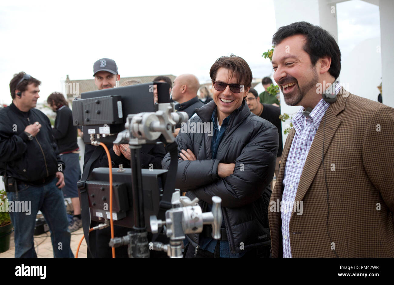 KNIGHT & DAY Tom Cruise und Regisseur James Mangold eine Szene auf dem Set von KNIGHT UND TAG überprüfen. Foto: Frank Masi TM und © 2010 Twentieth Century Fox und Regency Enterprises. Alle Rechte vorbehalten. Stockfoto