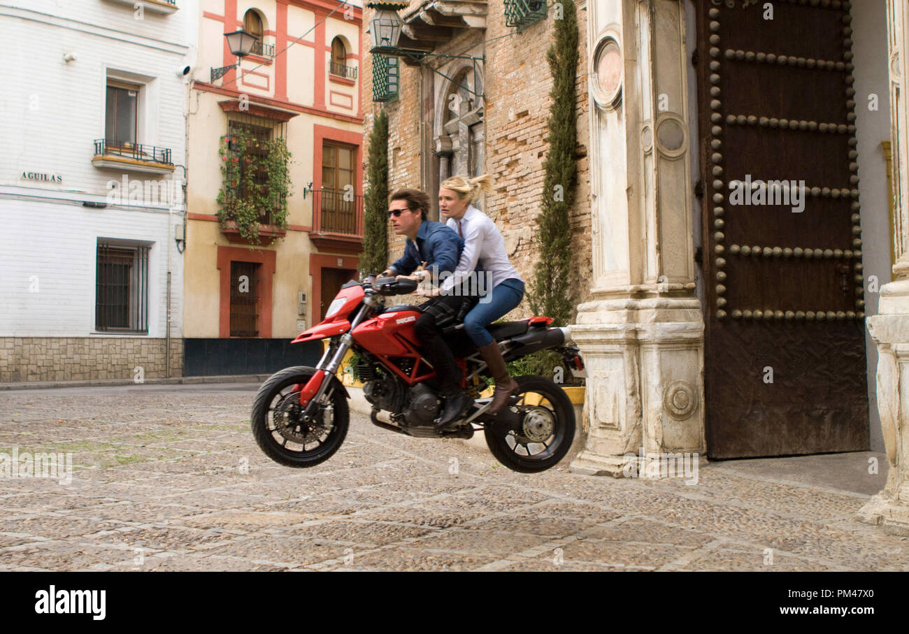 KNIGHT & DAY Roy (Tom Cruise) und Juni (Cameron Diaz) Rennen durch die Straßen von Sevilla, Spanien. Foto: Frank Masi TM und © 2010 Twentieth Century Fox und Regency Enterprises. Alle Rechte vorbehalten. Stockfoto