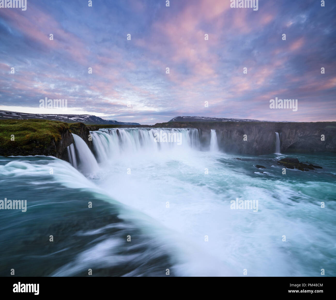 Godafoss Wasserfall. Natürliche und touristische Attraktion von Island. Landschaft mit einer Kaskade auf dem Fluss und einen schönen Himmel bei Sonnenuntergang Stockfoto