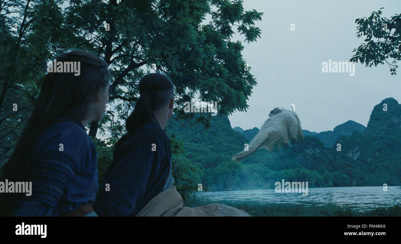 Nach rechts: Nicola Peltz (als Katara), Jackson Rathbone (als Sokka), zusehen, wie die fliegenden Wasserbüffel Appa fliegt in den Paramount Pictures/Nickelodeon Movies Abenteuer, "Die letzten Airbender." 2010 Stockfoto