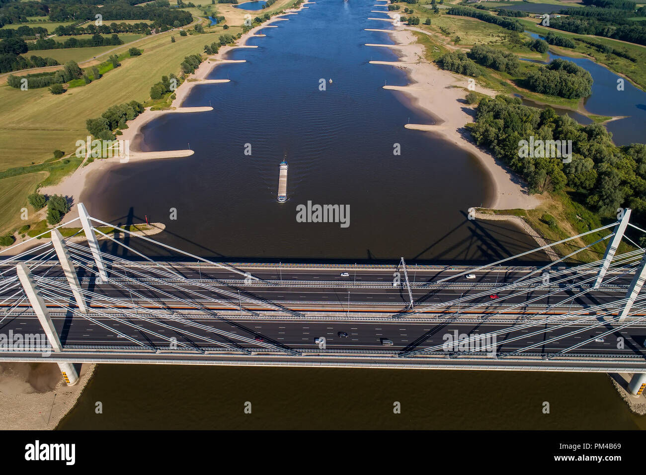 Luftaufnahme der Brücke und der Straße mit Autos über den Rhein in einem Bereich der Niederlande Stockfoto