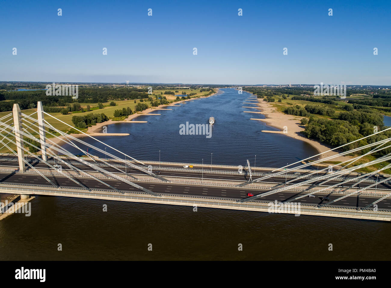 Luftaufnahme der Brücke und der Straße mit Autos über den Rhein in einem Bereich der Niederlande Stockfoto
