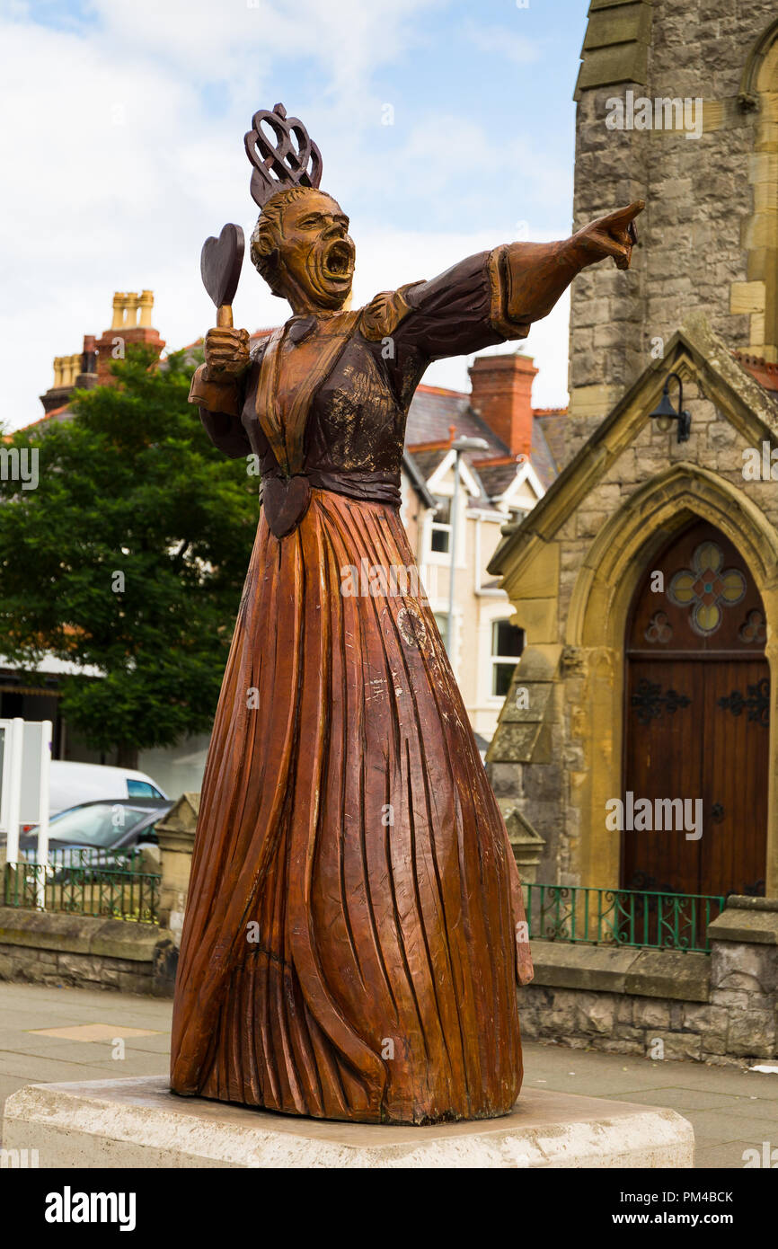 Königin der Herzen - aus Holz geschnitzte Statue von Alice im Wunderland Zeichen in Llandudno, North Wales. Stockfoto