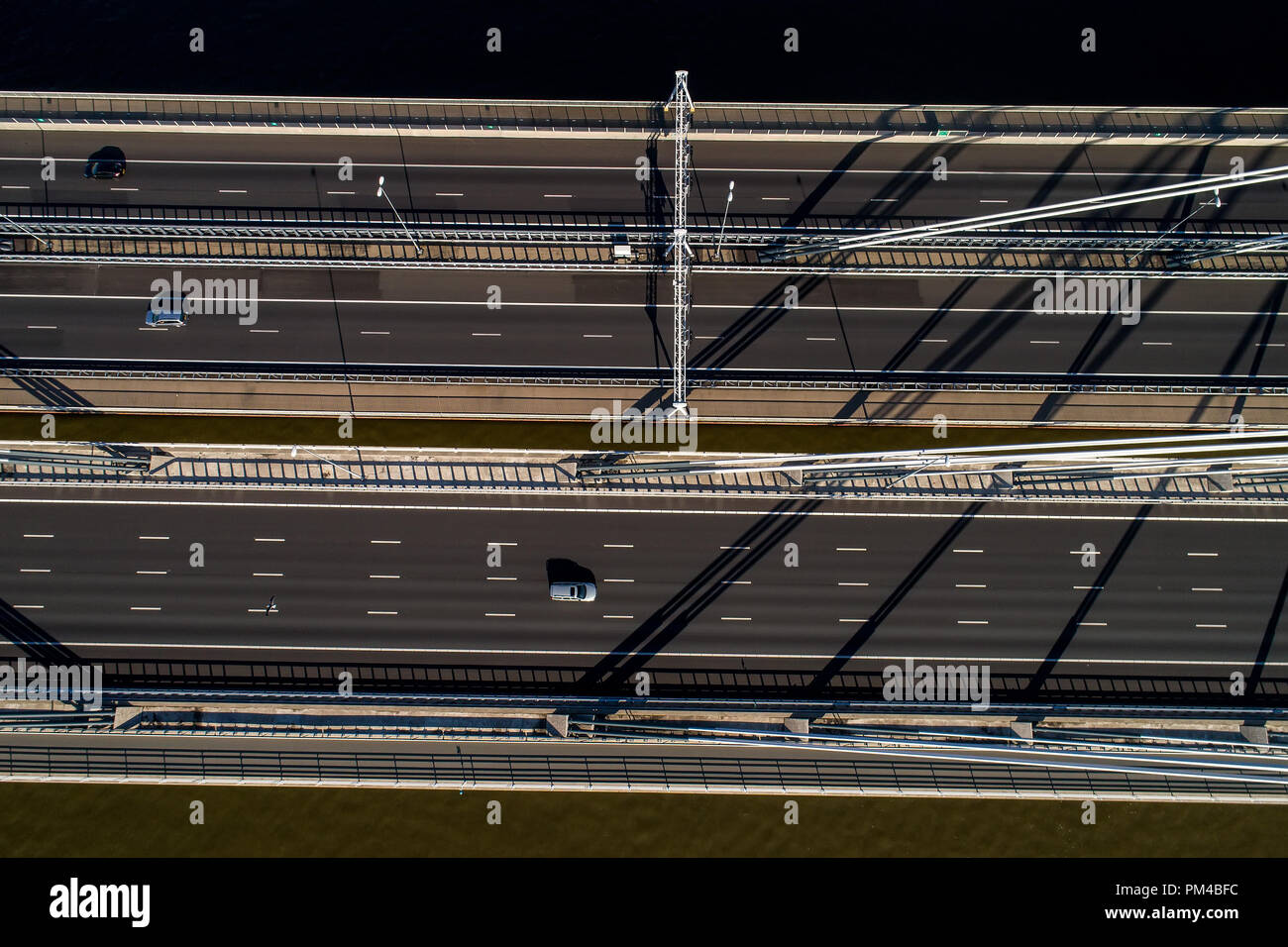 Luftaufnahme der Brücke und der Straße mit Autos über den Rhein in einem Bereich der Niederlande Stockfoto