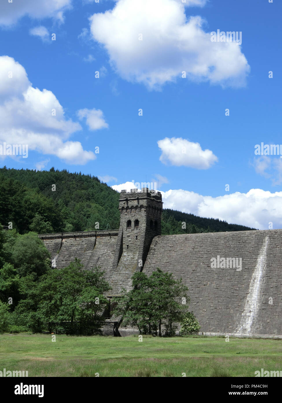 Obere Derwent Dam oberen Derwent Valley Nationalpark Peak District, Derbyshire, England, UK im Juni Stockfoto