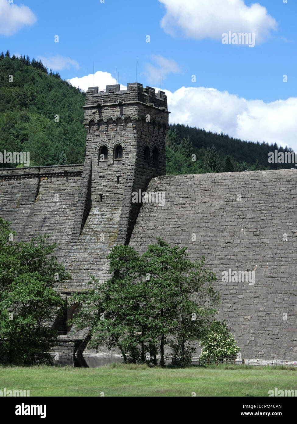 Obere Derwent Dam oberen Derwent Valley Nationalpark Peak District, Derbyshire, England, UK im Juni Stockfoto
