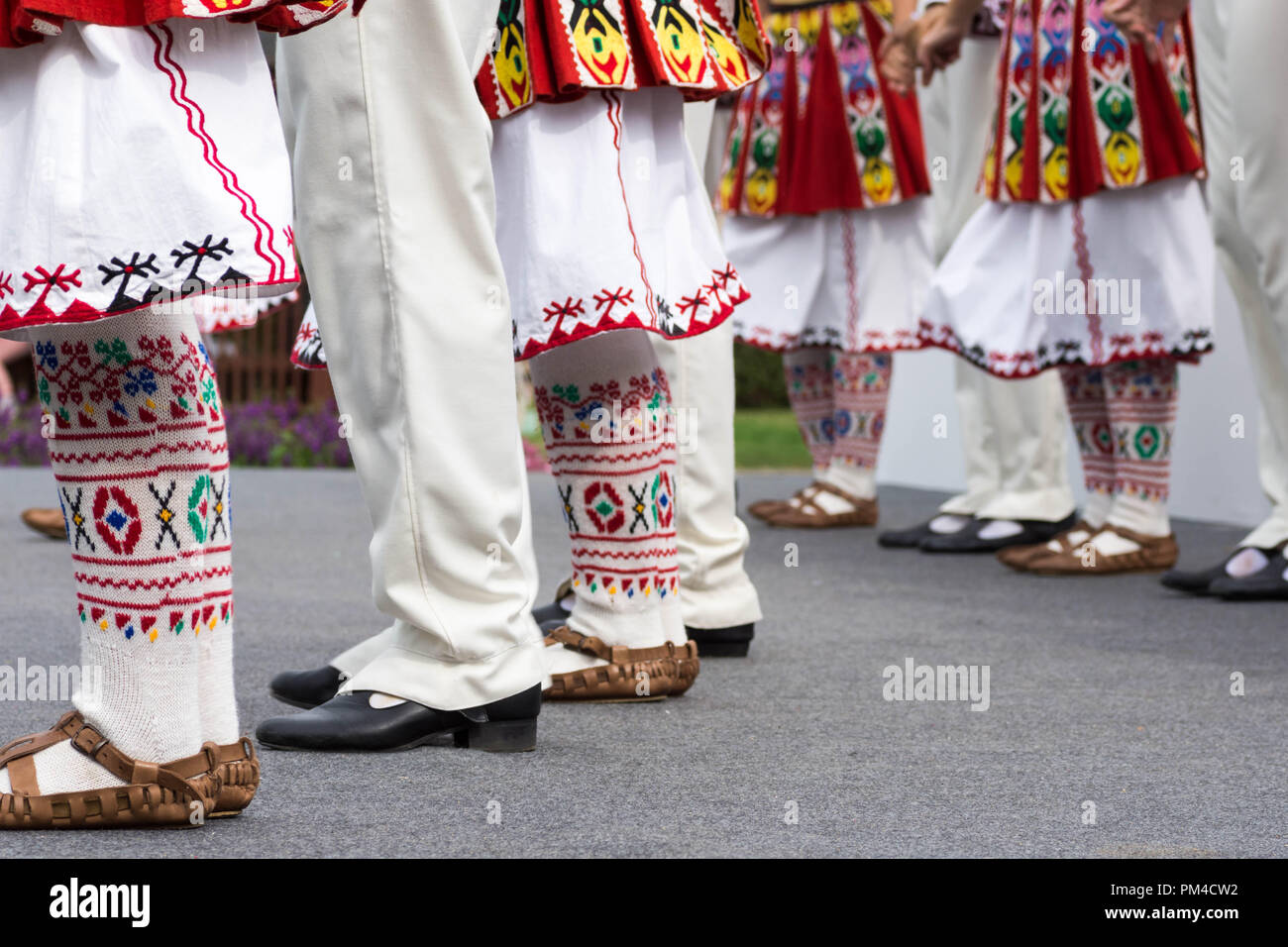 Bulgarischen Tänzer die Füße in der traditionellen Kleidung und Schuhe tanzen bulgarische Volkstanz während Bulgarien Festival in Munakata, Fukuoka, Japan 2018 Stockfoto