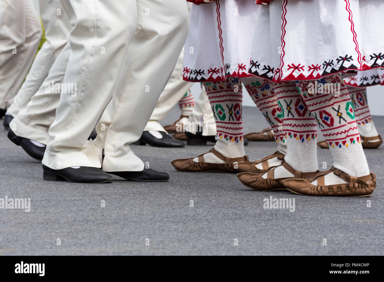 Bulgarischen Tänzer die Füße in der traditionellen Kleidung und Schuhe tanzen bulgarische Volkstanz während Bulgarien Festival in Munakata, Fukuoka, Japan 2018 Stockfoto