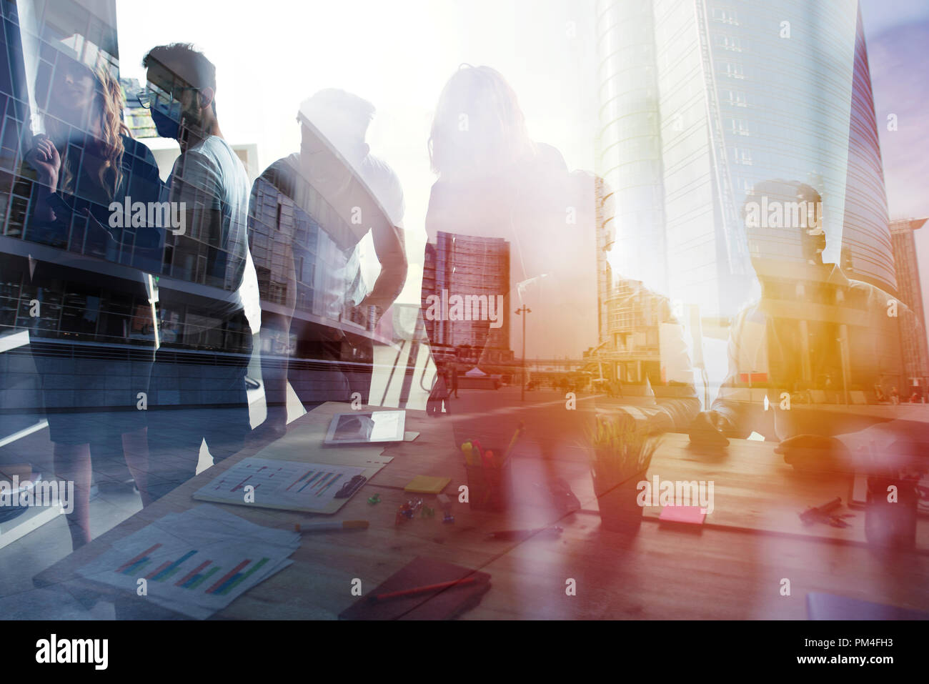 Gruppe von Business-Partner auf der Suche nach der Zukunft. Konzept von Unternehmens- und Inbetriebnahme Stockfoto