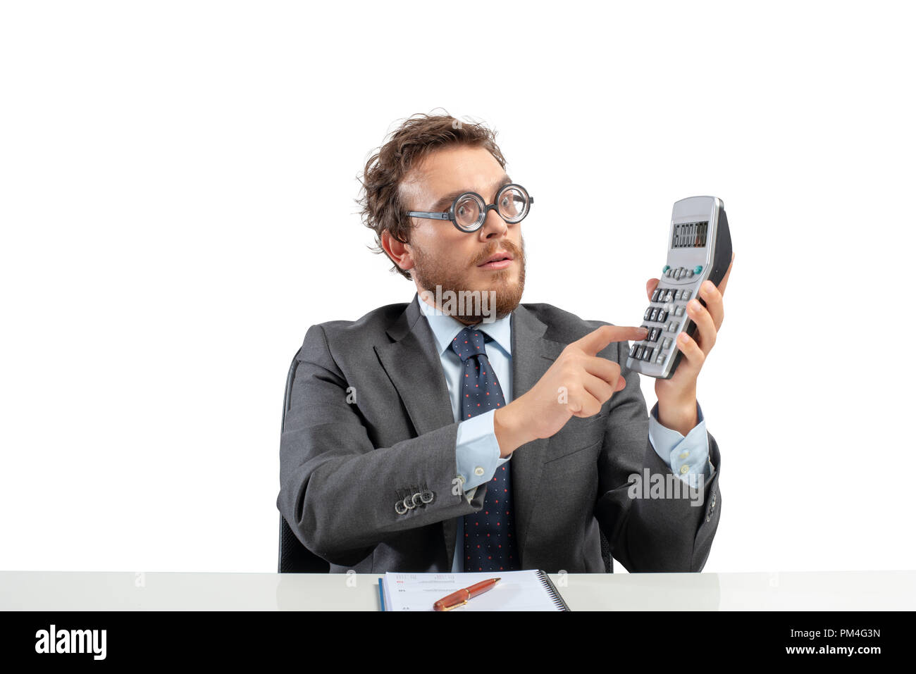 Nerd Buchhalter die Berechnung der Einnahmen des Unternehmens Stockfoto