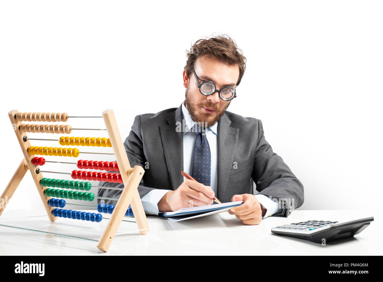 Nerd Buchhalter die Berechnung der Einnahmen des Unternehmens Stockfoto