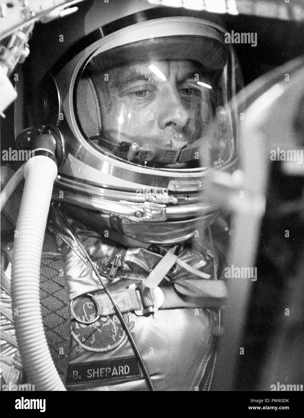 Eine Nahaufnahme von Astronauten Alan Shepard in seinem Raumanzug innerhalb des Mercury Kapsel sitzt. Er befindet sich in einem Flight Simulation Test mit der Kapsel der Redstone Booster verbunden. 1961 Datei Referenz Nr. 1001 002 THA Stockfoto