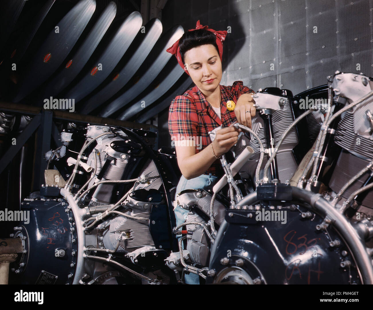 Frau arbeitet in einem Flugzeug Motor an der North American Aviation Inc., CA, 1942. Datei Referenz Nr. 1002 008 THA Stockfoto