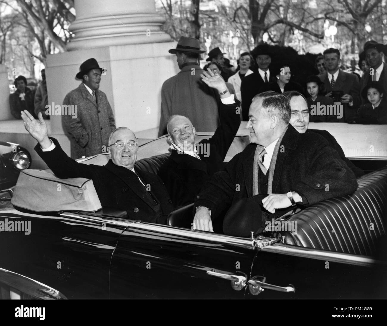 Mit einem Lächeln und einem Winken, Präsident Harry S. Truman und seinen Nachfolger Dwight D. Eisenhower, lassen Sie das Weiße Haus in einem offenen Wagen auf dem Weg zum Capitol für Einweihung Zeremonien, 20. Januar 1953. Datei Referenz Nr. 1003 008 THA Stockfoto