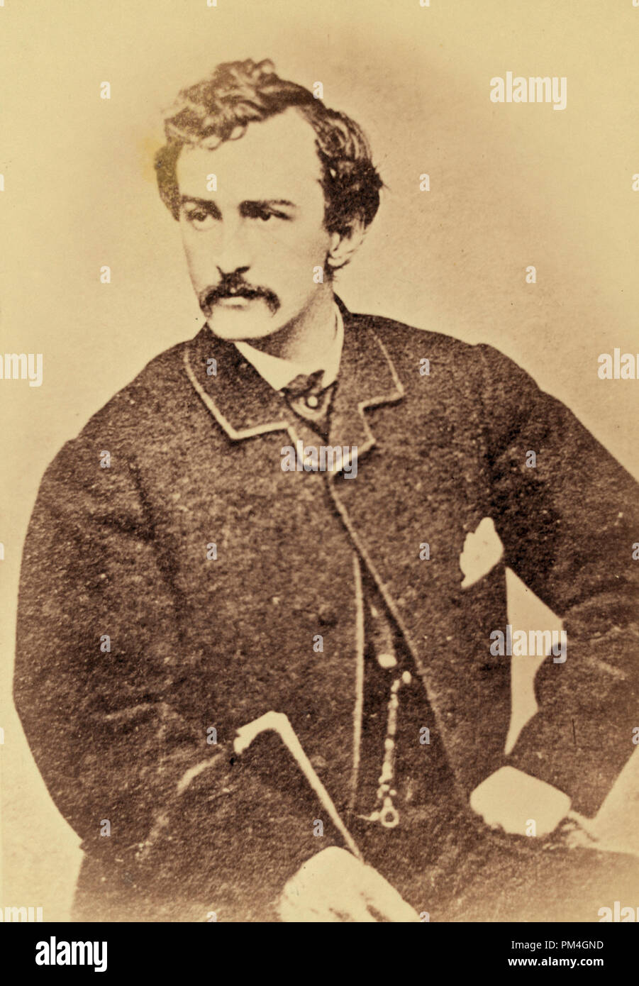 John Wilkes Booth, Brustbild nach links, und halten Sie einen Stock, um 1860. Datei Referenz Nr. 1003 072 THA Stockfoto