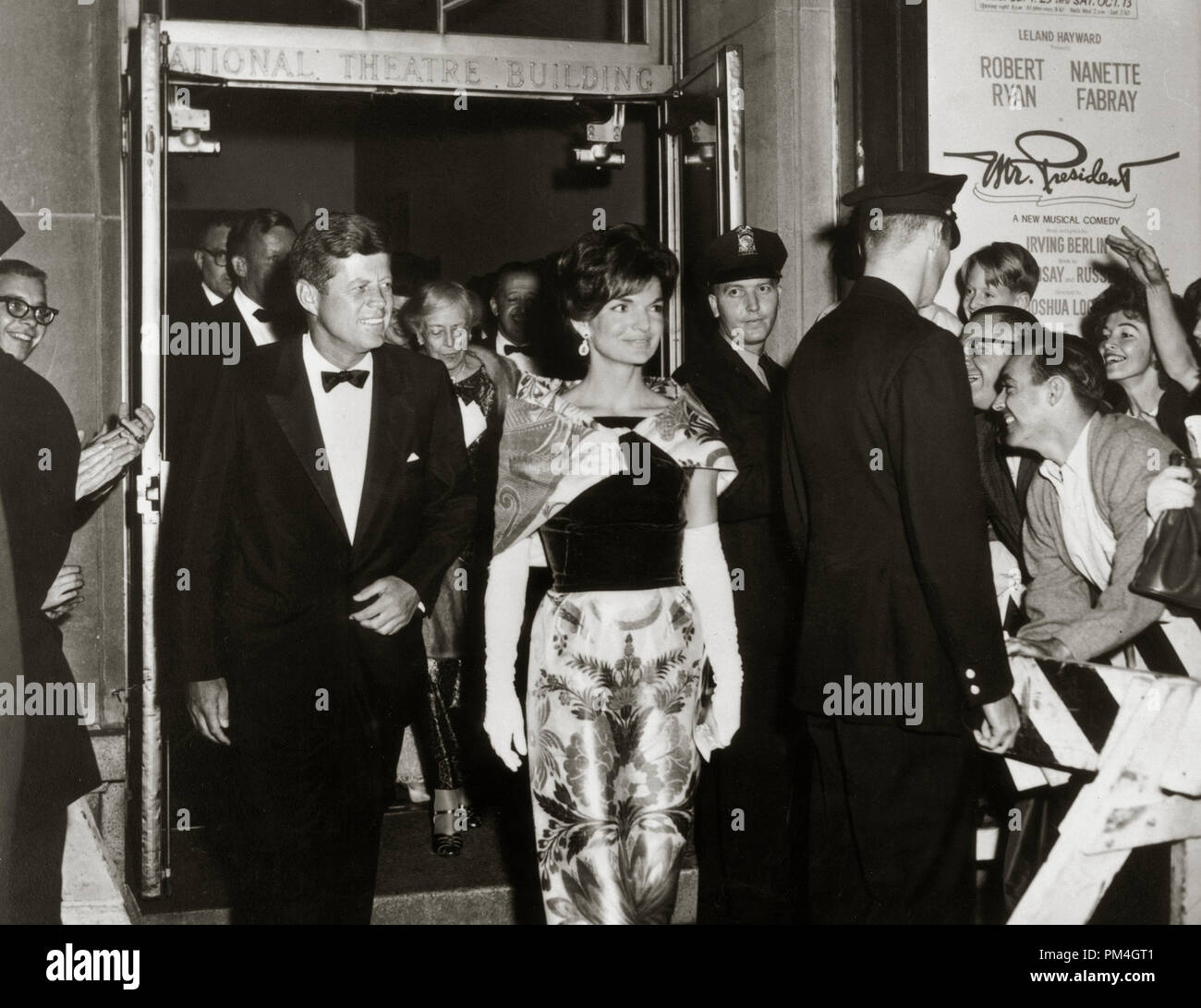 Präsident John F. Kennedy und der First Lady Jacqueline Bouvier Kennedy, bei der Premiere von der Bühne Musical, "Mr. Präsident, "am Nationaltheater, Washington, D.C., 1962. (Foto mit freundlicher Genehmigung von JFK Bibliothek) Datei Referenz Nr. 1003 102 THA Stockfoto