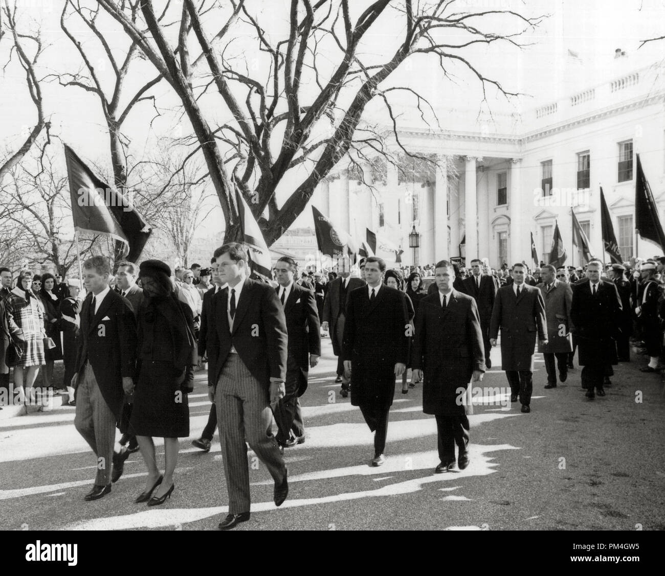 Robert und Edward Kennedy escort Jacqueline Bouvier Kennedy aus dem Weißen Haus zu der Beerdigung von Präsident John F. Kennedy 25. November 1963 teil. (Foto NARA) Datei Referenz Nr. 1003 116 THA Stockfoto