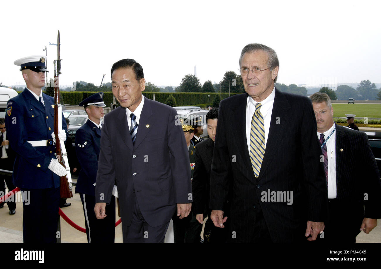 Verteidigungsminister Donald H. Rumsfeld (rechts) Escorts Koreanische Minister für Nationale Verteidigung Cho Yong-Kil in das Pentagon am Nachmittag des 27. Juni 2003. Die beiden Verteidigungsminister Führer treffen, ein breites Spektrum an bilateralen Sicherheit Fragen zu diskutieren. DoD Foto von R.D. Ward. (Freigegeben) Datei Referenz Nr. 1003 128 THA Stockfoto