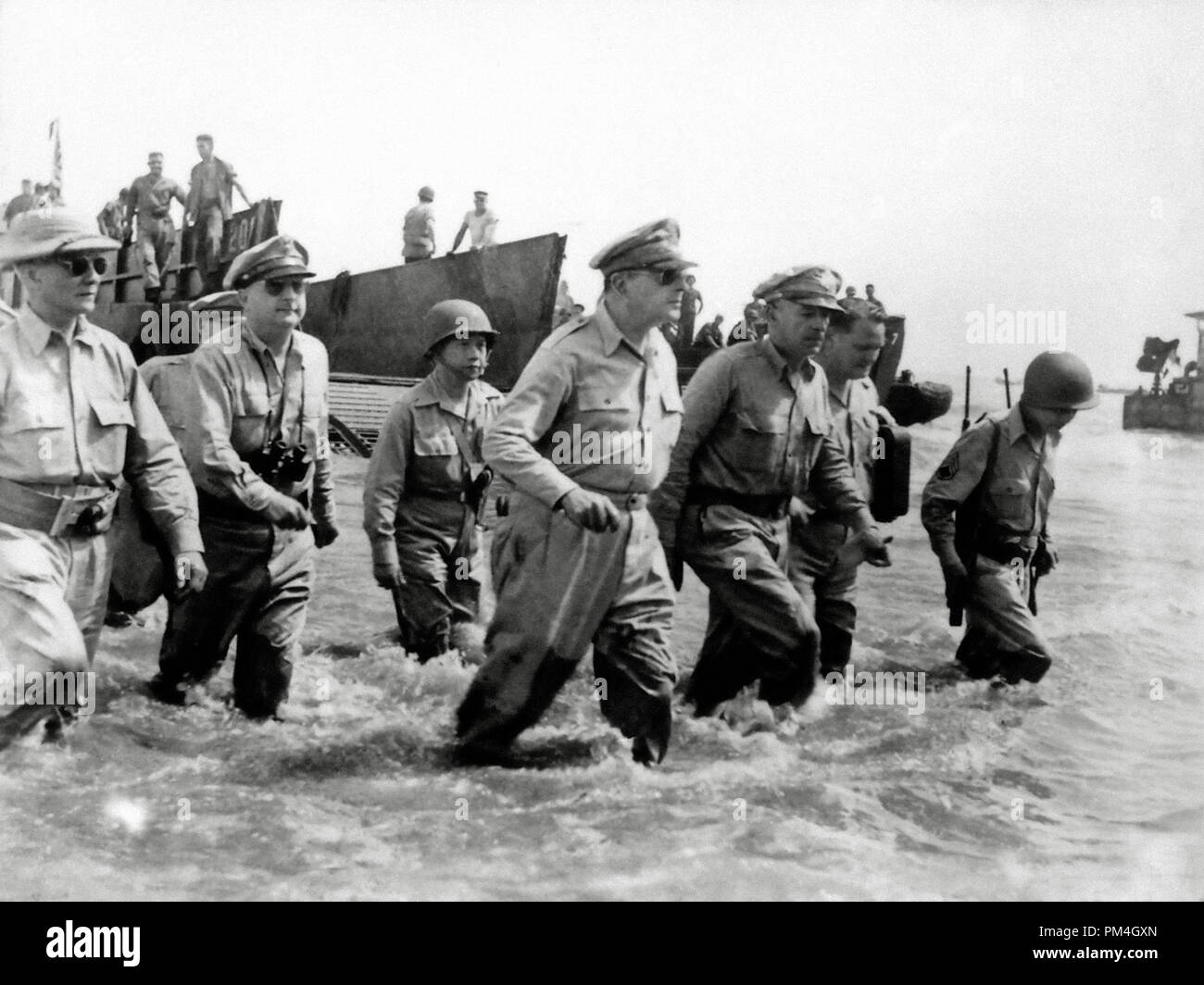 General Douglas MacArthur watet an Land während der ersten Landungen auf Leyte, Philippinen, Oktober 1944. Datei Referenz Nr. 1003 136 THA Stockfoto