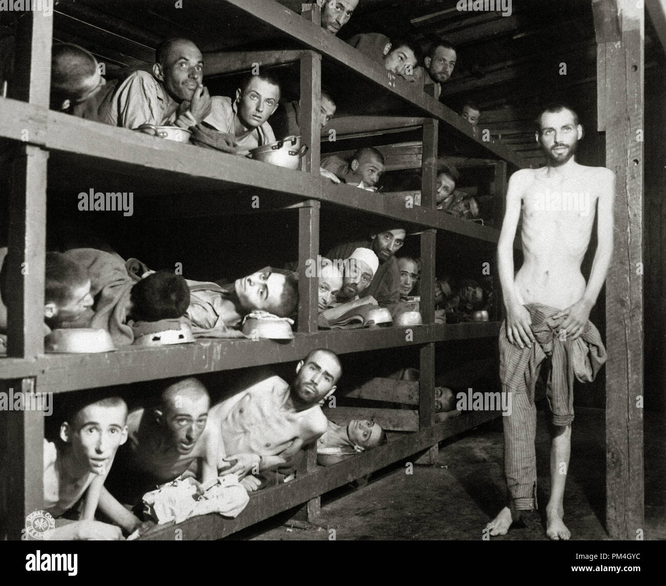 Zwangsarbeiter im Konzentrationslager Buchenwald in der Nähe von Jena; viele hatten an Unterernährung starb, als die US-Truppen der 80th Division. Deutschland, 16. April 1945. Foto: Pvt. H. Miller. (Armee) Datei Referenz Nr. 1003 147 THA Stockfoto