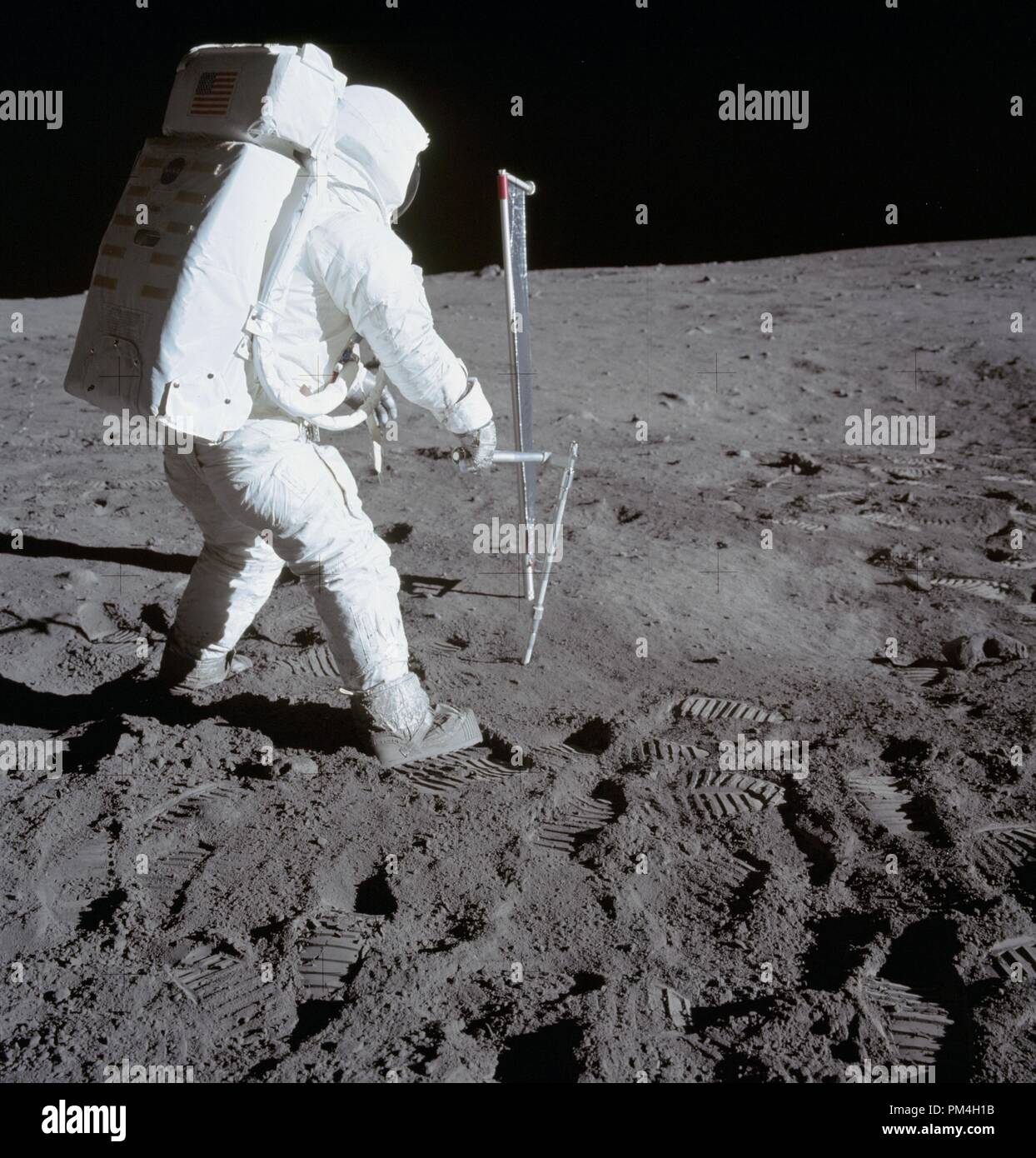 (20. Juli 1969) - - - Astronaut Edwin E. Aldrin Jr., Lunar Module Pilot, ist während der Apollo 11 Extra Vehicular Activity (EVA) Auf dem Mond fotografiert. Er ist einer der beiden Rohre in den Mondboden. A. in der Astronaut Neil Armstrong, Kommandant, nahm dieses Bild mit einem 70 mm Mondoberfläche Kamera. Aldrin steht in der Nähe der Sonnenwind Zusammensetzung (SWC) Experiment, eine Komponente des frühen Apollo wissenschaftliche Experimente Paket (EASEP, früher bereitgestellt). Die SWC ist in der Mitte Hintergrund. Datei Referenz Nr. 1003 175 THA Stockfoto
