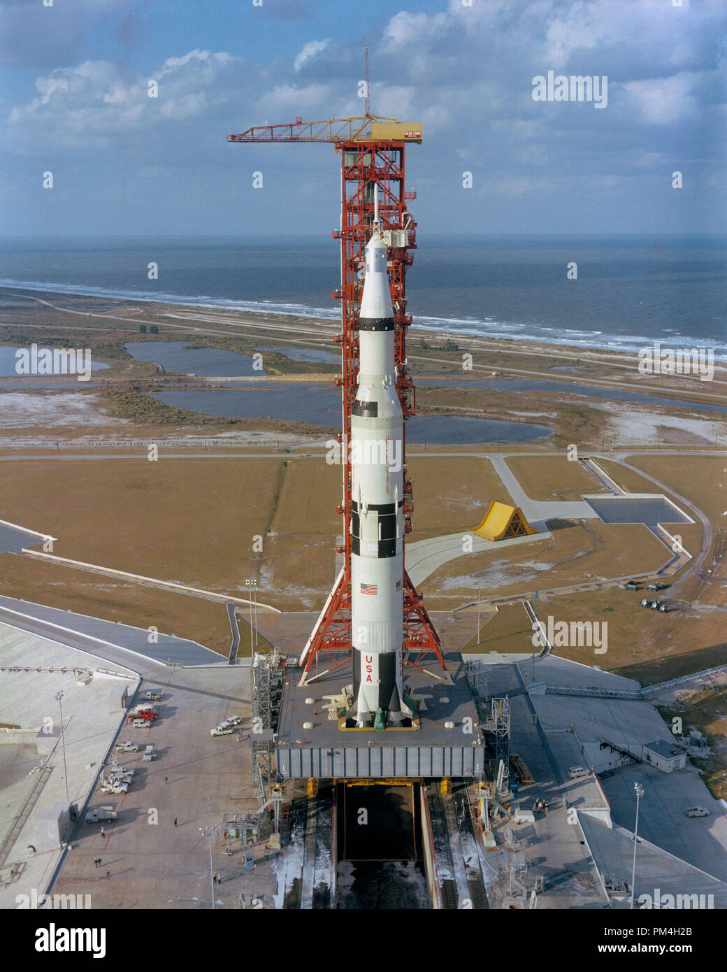 (8 Nov. 1967)------- Hoher Betrachtungswinkel von Pad A, Launch Complex 39, Kennedy Space Center, in dem die Apollo 4 (Sonde017/Saturn501) unbemannte, Erde-Orbital space Mission vorbereitet sein für den Start. Die riesige 363-Fuß hoch Apollo/Saturn V Raum Fahrzeug starten bei 7:00:01 Uhr (EST), November 9, 1967. Datei Referenz Nr. 1003 191 THA Stockfoto