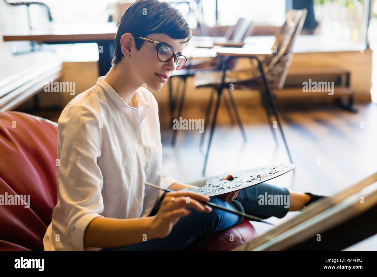 Kreative nachdenklich kunst schule Maler arbeiten auf der Malerei Stockfoto