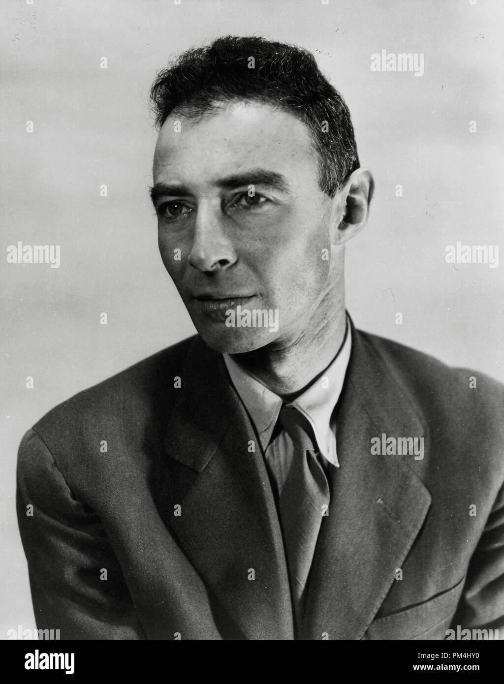 J.R. Oppenheimer ist oft der "Vater der Atombombe" für seine Rolle in dem Manhattan Projekt, ca. 1944 Datei Referenz Nr. 1003 435 THA genannt Stockfoto
