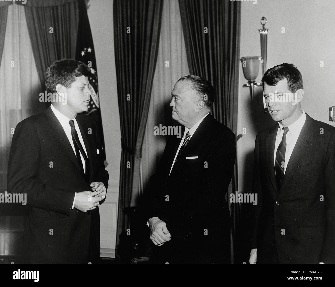 Präsident John F. Kennedy, J. Edgar Hoover, Robert F. Kennedy am Weißen Haus, Oval Office. Februar 23, 1961 Datei Referenz Nr. 1003 441 THA Stockfoto