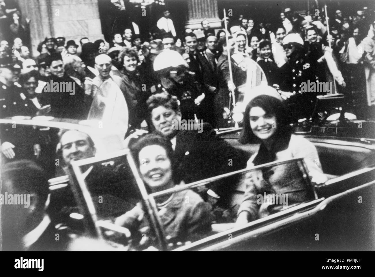 Präsident John F. Kennedy, Jacqueline Kennedy, Nellie Connally, und Gouverneur John Connally, kurz vor dem Attentat in Dallas, Texas, 22. November 1963 Foto von Victor Hugo König Datei Referenz Nr. 1003 453 THA Stockfoto