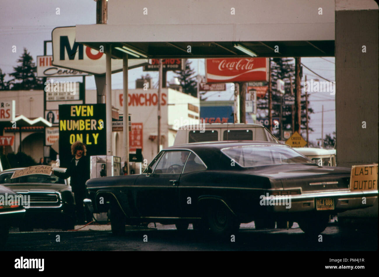 Der Staat Oregon war der Erste, der Sie auf ein System der geraden und ungeraden Zahlen Während der Benzin Krise im Herbst und Winter 1973-74. Autofahrer Hier mit Geraden Lizenzen für Benzin auf einer Geraden Tag. Der Plan war in Kraft von Montag bis Freitag. Jedermann konnte man Gas an Samstagen, wenn es verfügbar war. Alle Stationen wurden Sonntags geschlossen. Portland ODER, Februar 1974 Datei Referenz Nr. 1003 474 THA Stockfoto