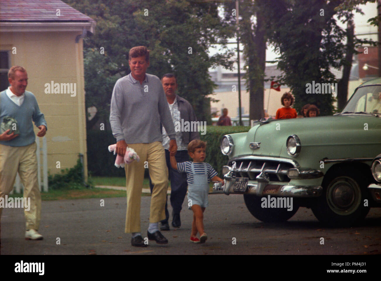 john-f-kennedy-und-sohn-john-f-kennedy-jr-aus-der-candy-store-in