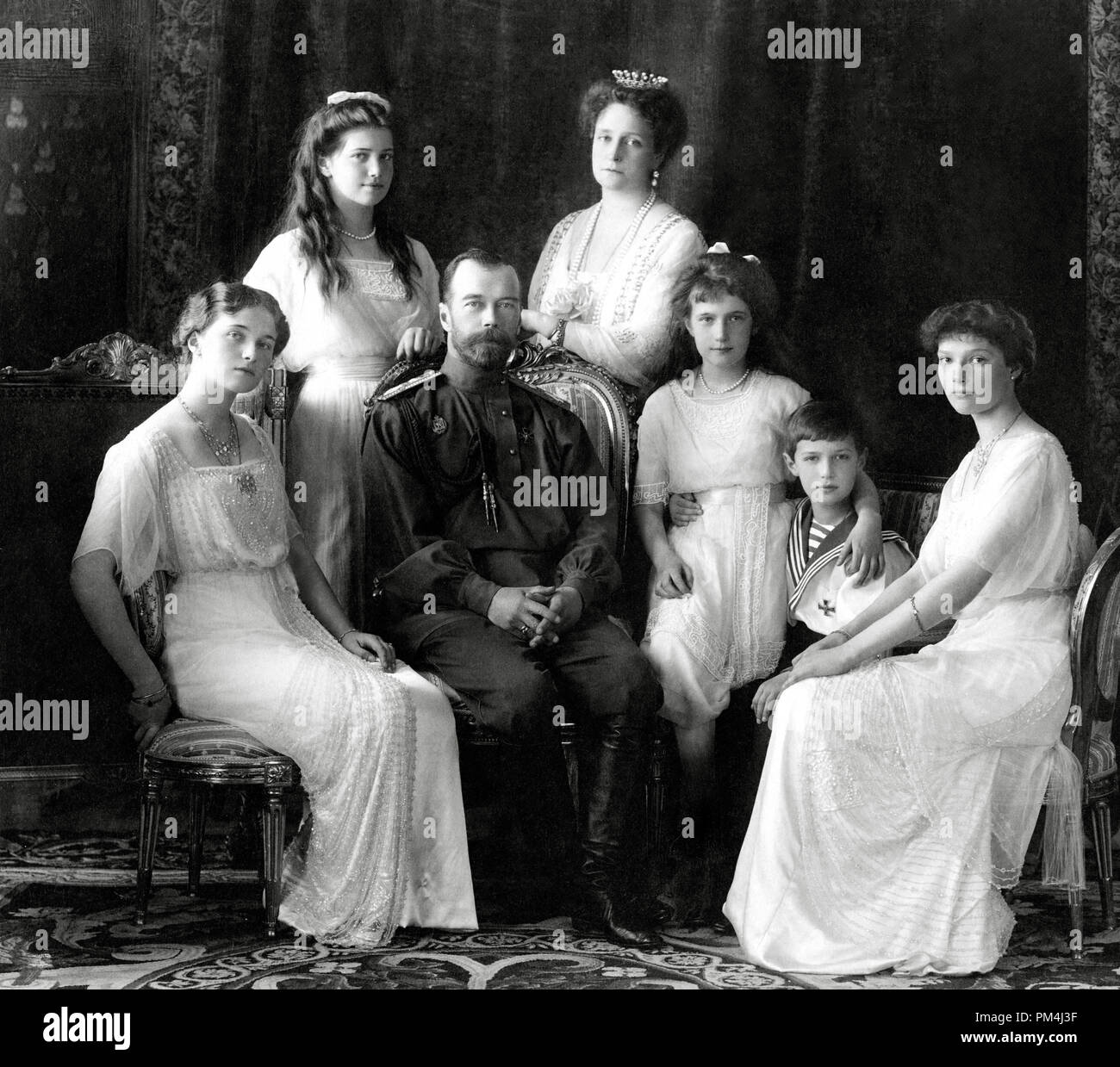 Kaiser Nikolaus II. von Russland mit der Familie (von links nach rechts): Olga, Maria, Nikolaus II., Alexandra Fyodorovna, Anastasia, Alexei, und Tatiana. Livadiya, 1913. Portrait von der Levitsky Studio, Livadiya. Datei Referenz Nr. 1003 498 THA Stockfoto