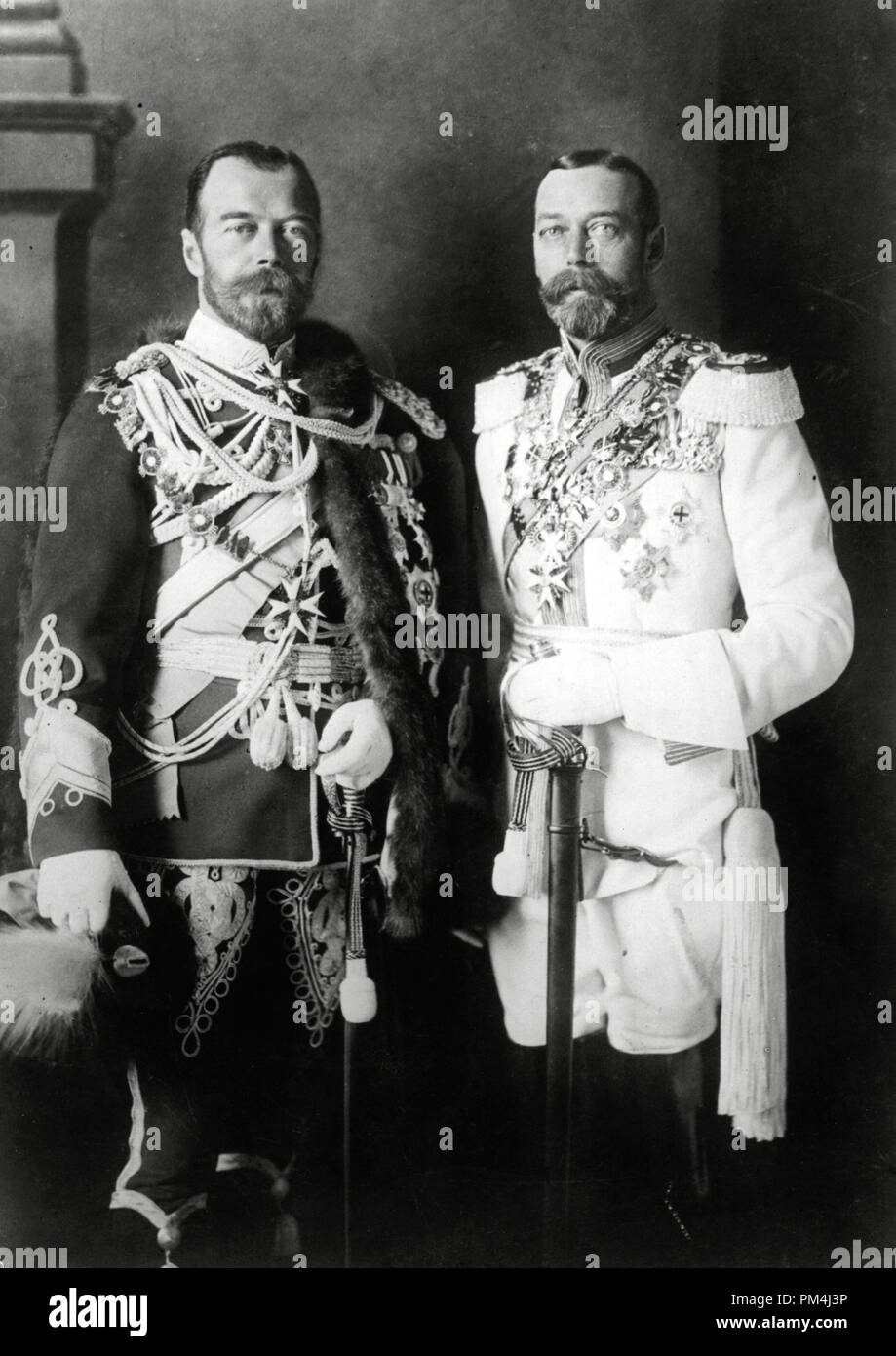 Csar Nikolaus II. von Russland mit seinen physikalisch ähnlich Vetter, King George V des Vereinigten Königreichs (rechts), in der deutschen militärischen Uniformen in Berlin vor dem Krieg, 1913 Datei Referenz Nr. 1003 500 THA Stockfoto