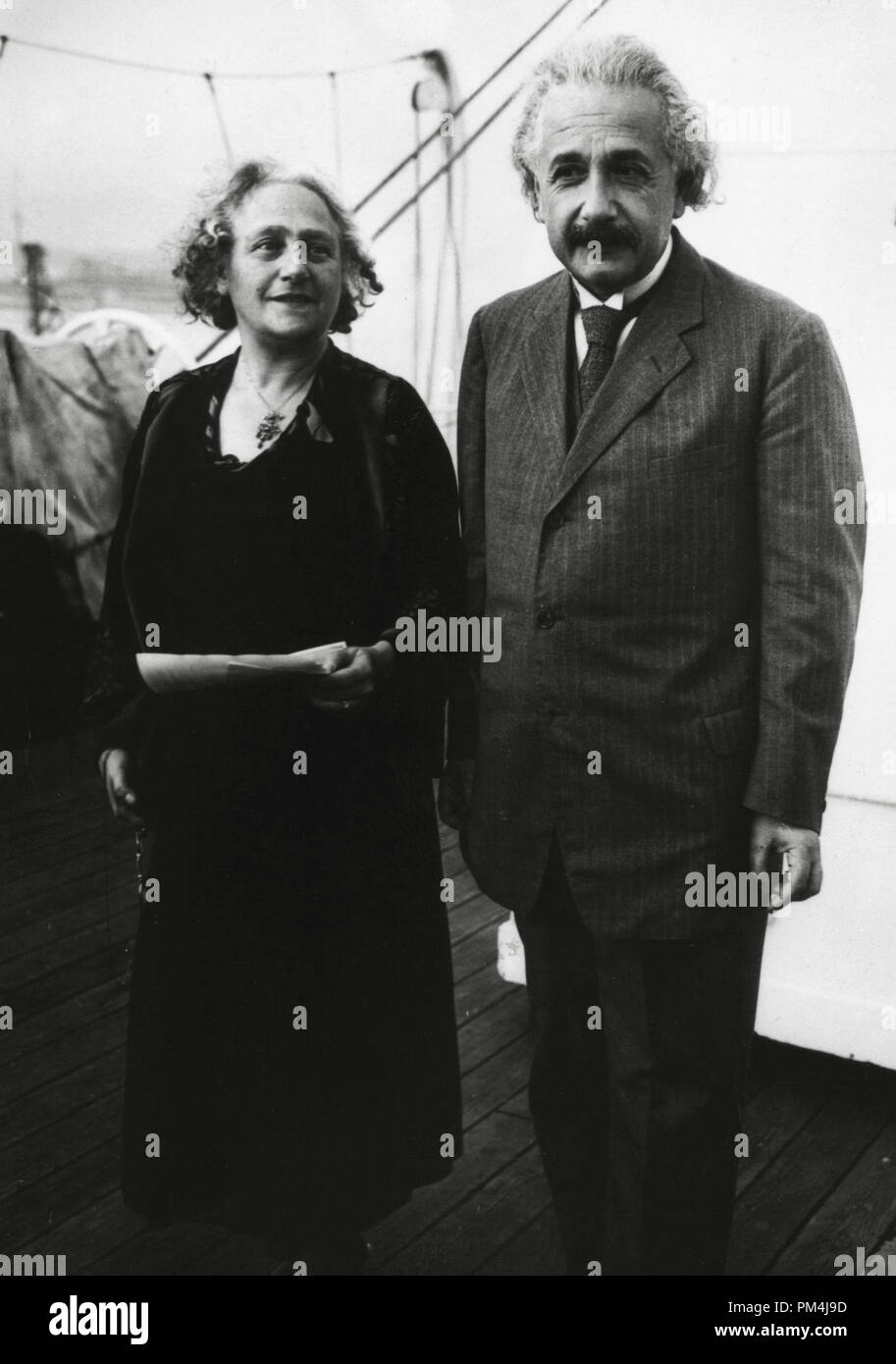 Albert Einstein mit seiner Frau Elsa, ca. 1919 Datei Referenz Nr. 1003 619 THA Stockfoto Albert Einstein mit seiner Frau Elsa, ca. 1919 Datei Referenz Nr. 1003 619 THA Stockfoto