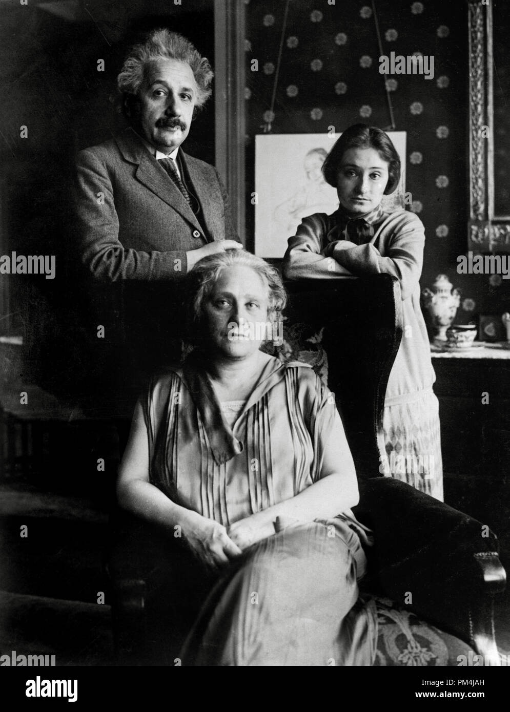 In Deutschland geborene theoretische Physiker Albert Einstein, der mit seiner Frau Elsa und Stieftochter Margot, an ihrem Haus in Berlin, um 1929 Datei Referenz Nr. 1003 638 THA Stockfoto In Deutschland geborene theoretische Physiker Albert Einstein, der mit seiner Frau Elsa und Stieftochter Margot, an ihrem Haus in Berlin, um 1929 Datei Referenz Nr. 1003 638 THA Stockfoto