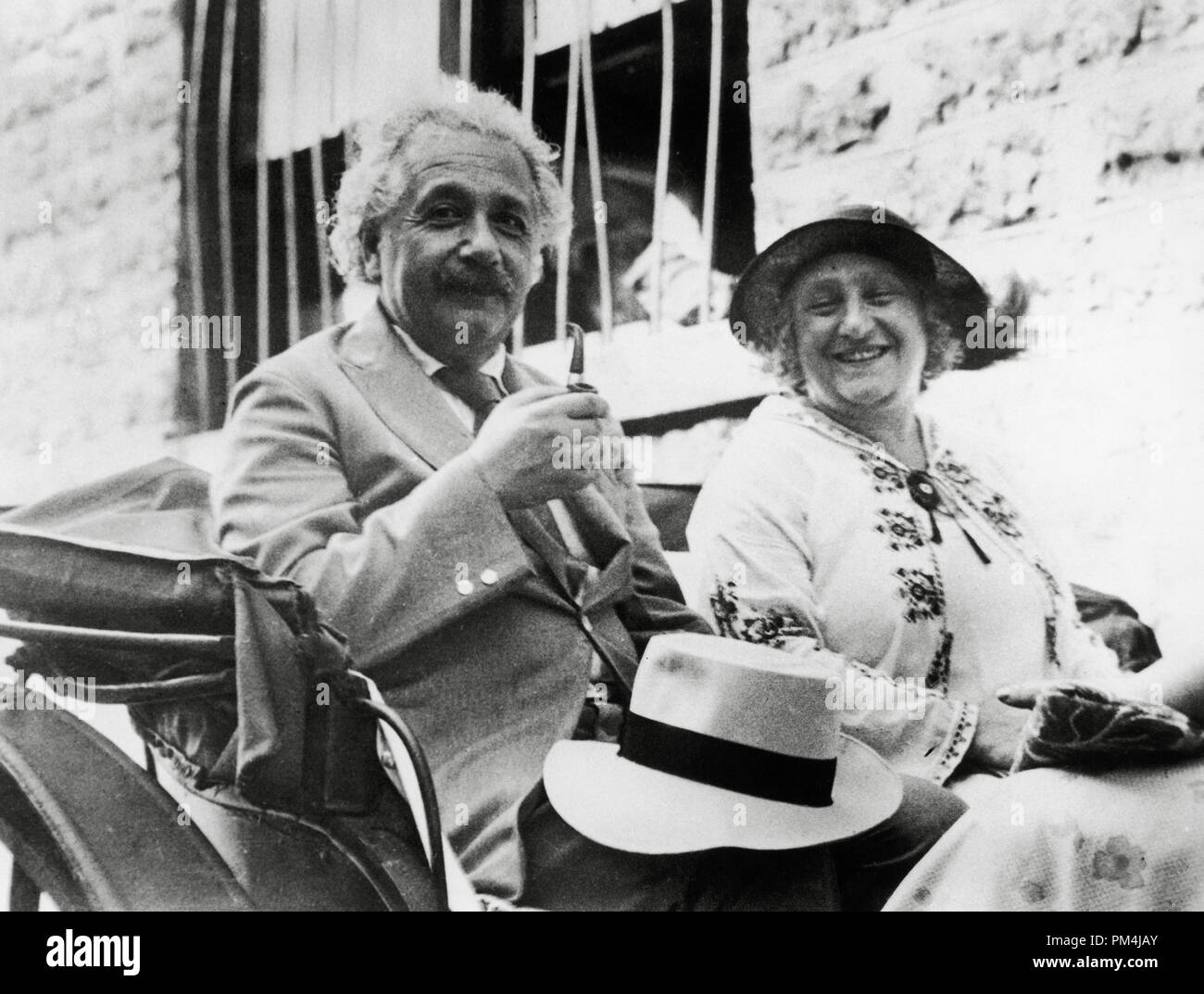 In Deutschland geborene theoretische Physiker Albert Einstein und seiner Frau Elsa, ca. 1931 Datei Referenz Nr. 1003 645 THA Stockfoto In Deutschland geborene theoretische Physiker Albert Einstein und seiner Frau Elsa, ca. 1931 Datei Referenz Nr. 1003 645 THA Stockfoto