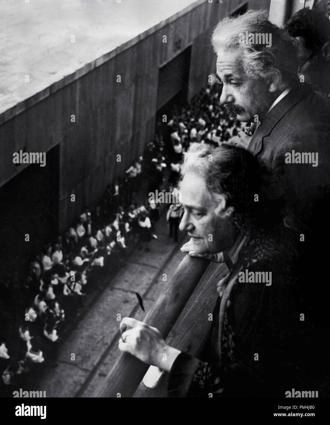 In Deutschland geborene theoretische Physiker Albert Einstein und seine Frau Elsa Einstein, die auf der Red Star Ocean Liner S.S. Belganland, 1930 Datei Referenz Nr. 1003 646 THA Stockfoto In Deutschland geborene theoretische Physiker Albert Einstein und seine Frau Elsa Einstein, die auf der Red Star Ocean Liner S.S. Belganland, 1930 Datei Referenz Nr. 1003 646 THA Stockfoto