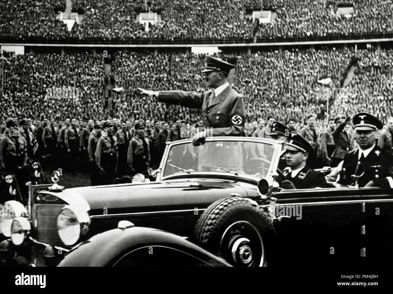 Adolf Hitler begrüßt die Masse an einem Naziaufmarsch, ca. 1938 Datei Referenz Nr. 1003 654 THA Stockfoto