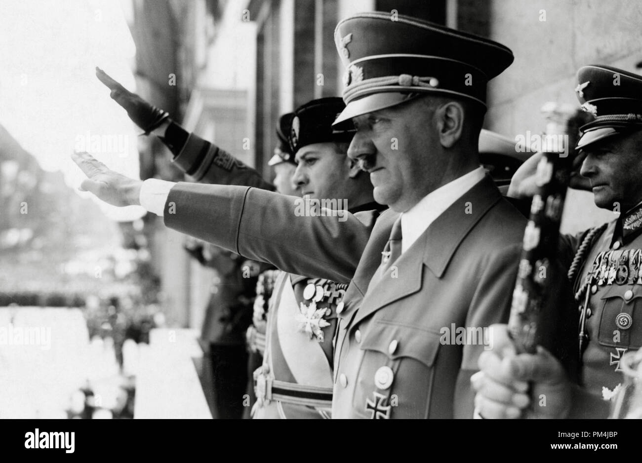 Adolf Hitler und Graf Ciano (Schwiegersohn von Benito Mussolini), grüßt aus dem Kanzleramt Balkon ca. 1939 Datei Referenz Nr. 1003 657 THA Stockfoto