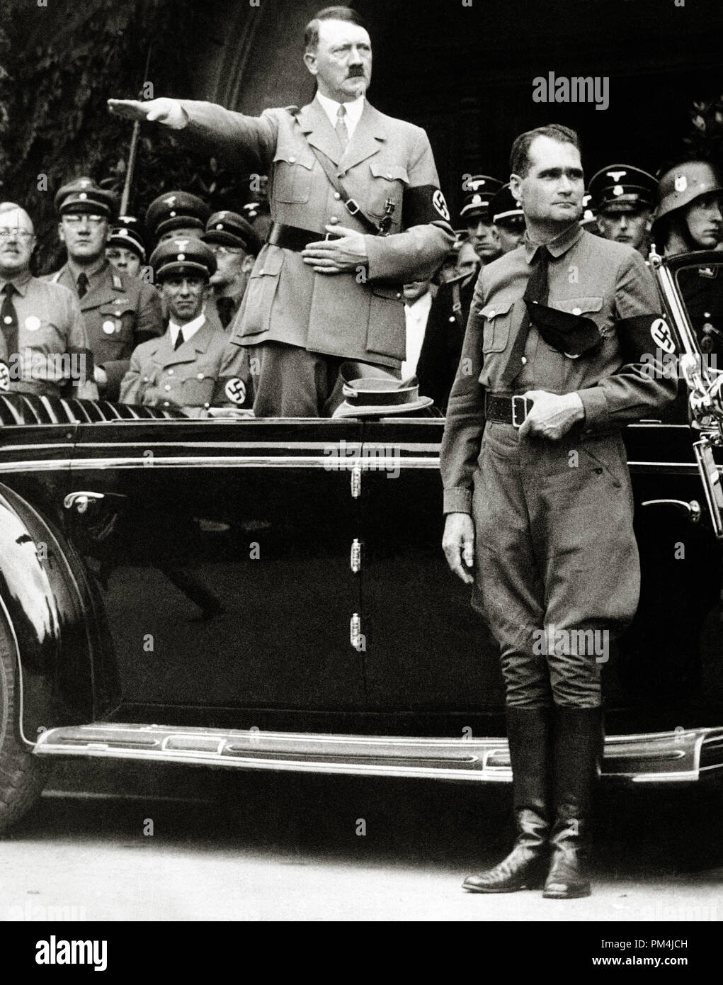 Adolf Hitler, während einer Parade in Berlin mit Rudolf Hess, der stellvertretende Leiter der Nsdap, ca. 1938 Datei Referenz Nr. 1003 665 THA Stockfoto