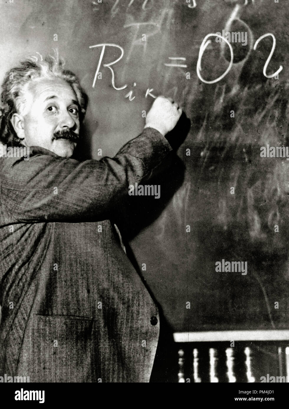 In Deutschland geborene theoretische Physiker Albert Einstein schreibt eine  Gleichung für die Dichte der Milchstraße auf der Tafel an der Carnegie  Institut, Mt. Wilson Observatory Sitz in Pasadena, CA, 14. Januar 1931