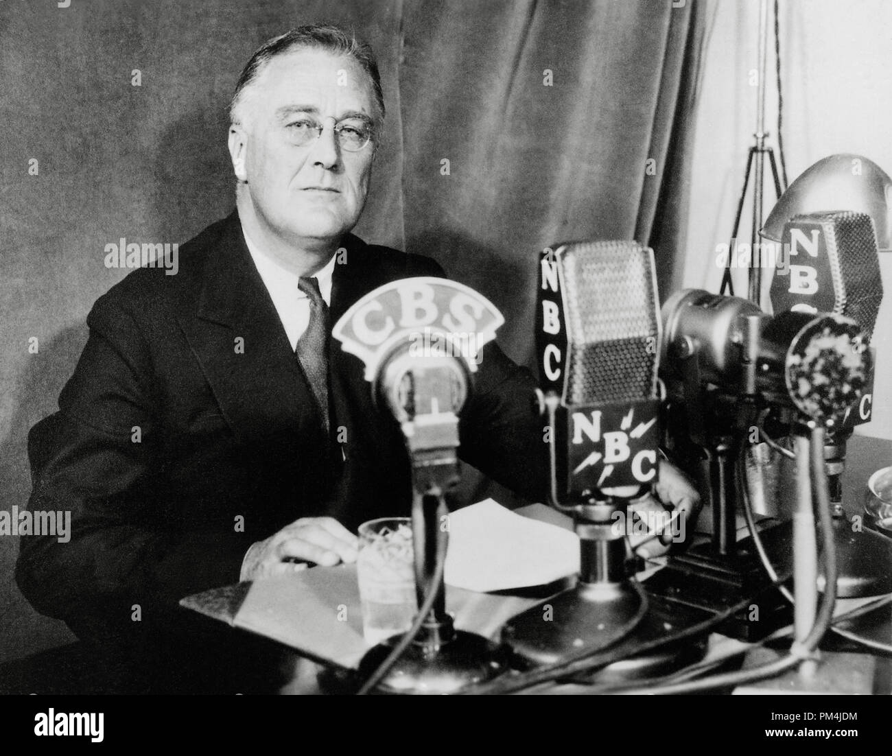 Präsident Franklin D. Roosevelt, 1934, während der kamingespräche, eine Serie von 30 abend Radio Gespräche (Chats) von US-Präsident Franklin D. Roosevelt zwischen 1933 und 1944 gegeben. Datei Referenz Nr. 1003 680 THA Stockfoto