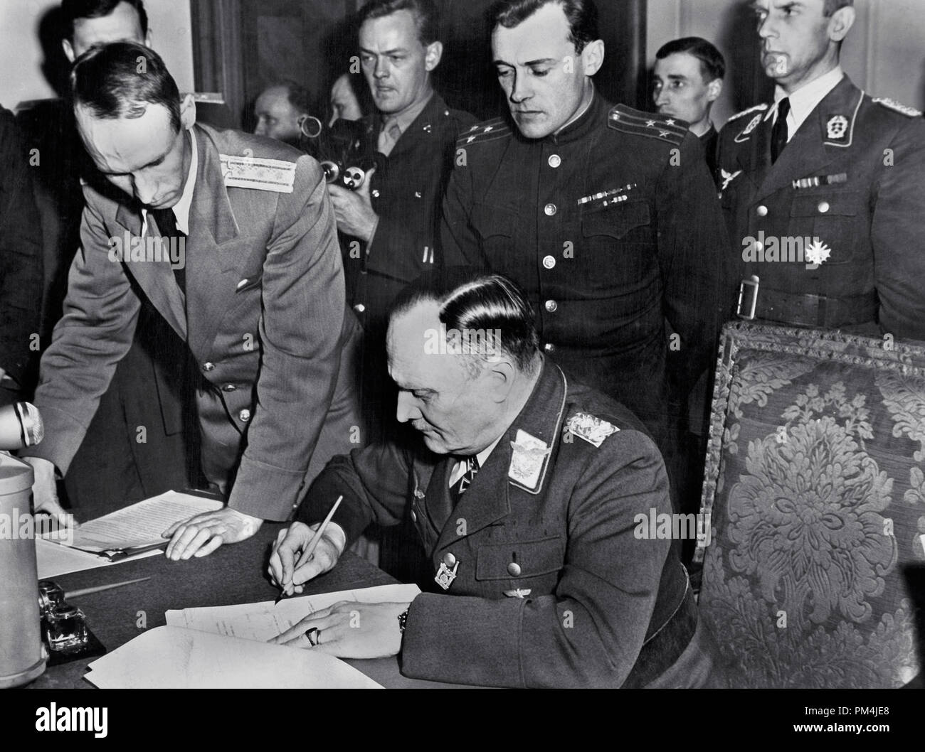 Am 7. Mai 1945 den deutschen General Alfred Jodl bedingungslos kapitulierte alle deutschen Kräfte an die Alliierten in Reims, im Nordwesten von Frankreich Datei Referenz Nr. 1003 688 THA Stockfoto