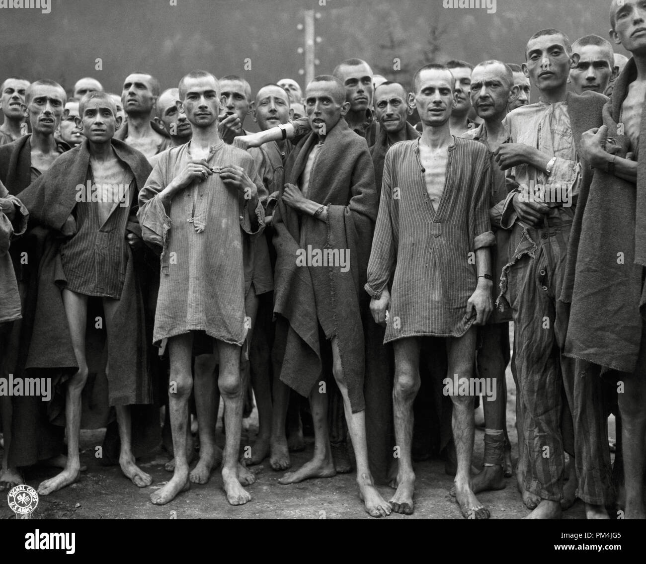 Ausgemergelten Überlebenden eines der größten NS-Konzentrationslager, in Ebensee, Österreich, 7. Mai 1945 Datei Referenz Nr. 1003 734 THA Stockfoto