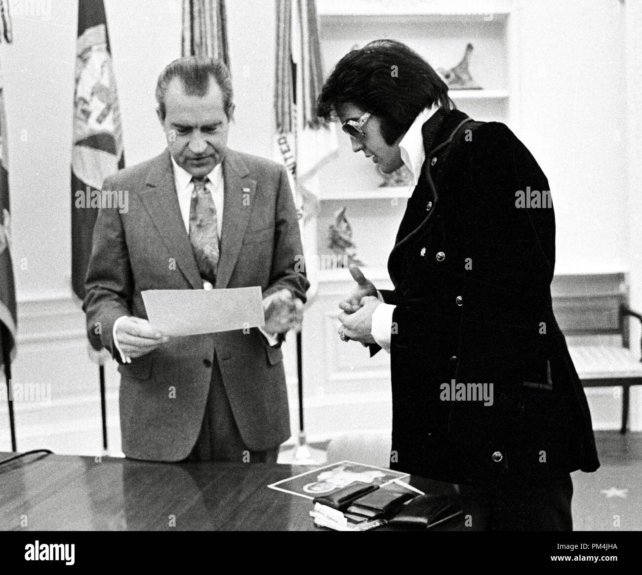 Präsident Richard Nixon trifft sich mit Elvis Presley zum 21. Dezember 1970 im Weißen Haus. Foto von Ollie Atkins/NARA Datei Referenz Nr. 1003 774 THA Stockfoto Präsident Richard Nixon trifft sich mit Elvis Presley zum 21. Dezember 1970 im Weißen Haus. Foto von Ollie Atkins/NARA Datei Referenz Nr. 1003 774 THA Stockfoto