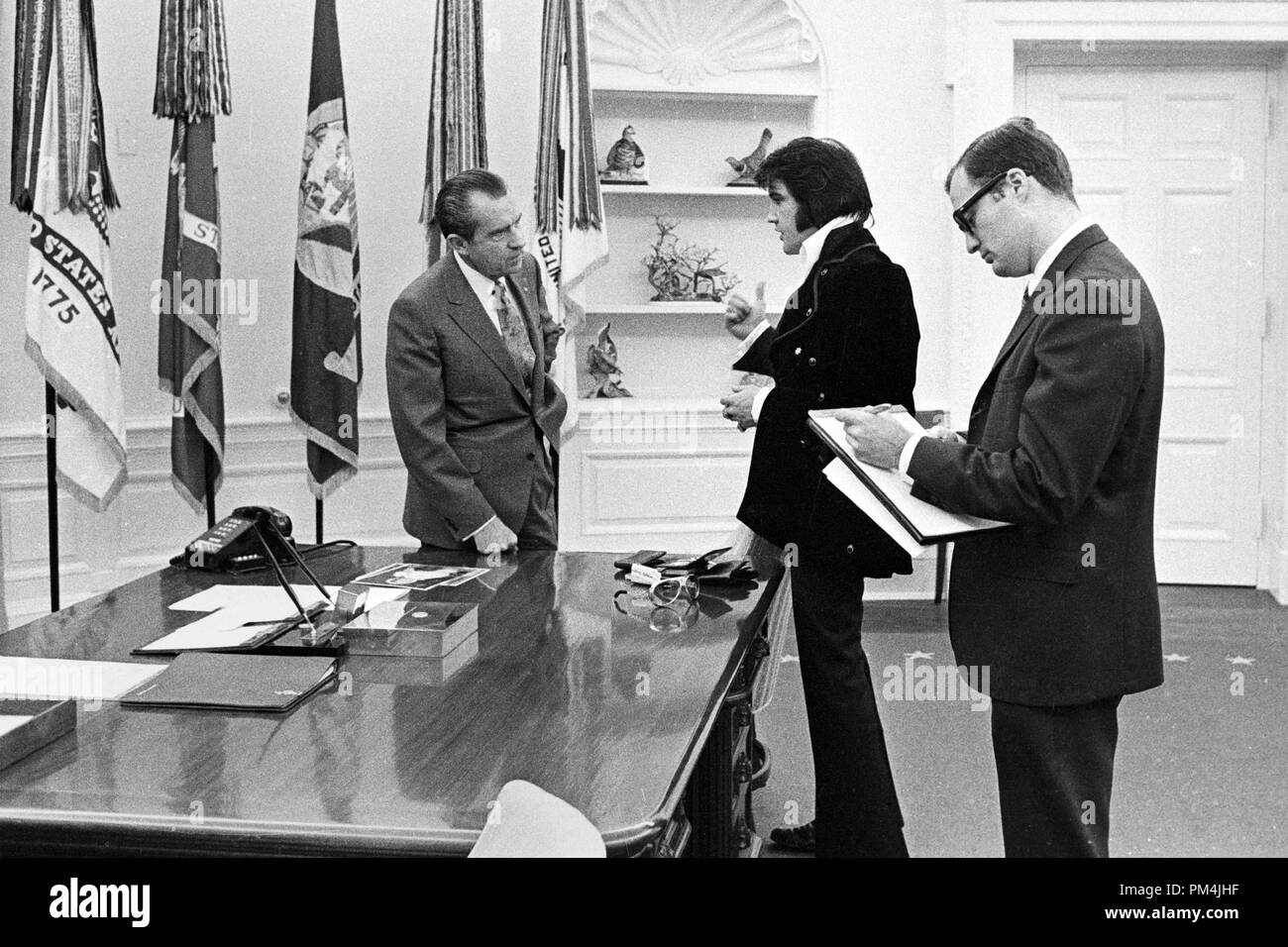 Präsident Richard Nixon trifft sich mit Elvis Presley zum 21. Dezember 1970 im Weißen Haus. Foto von Ollie Atkins/NARA Datei Referenz Nr. 1003 777 THA Stockfoto Präsident Richard Nixon trifft sich mit Elvis Presley zum 21. Dezember 1970 im Weißen Haus. Foto von Ollie Atkins/NARA Datei Referenz Nr. 1003 777 THA Stockfoto